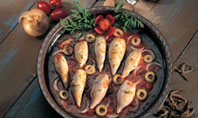 Chipirones enteros con salsa de aceitunas